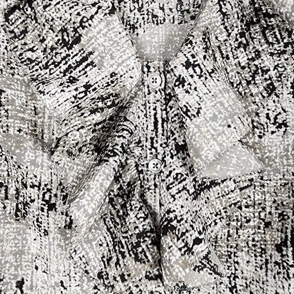 Mossimo Women's V-Neck Sleeveless Flutter Blouse Geometric Pattern Size Large - Picture 5 of 10